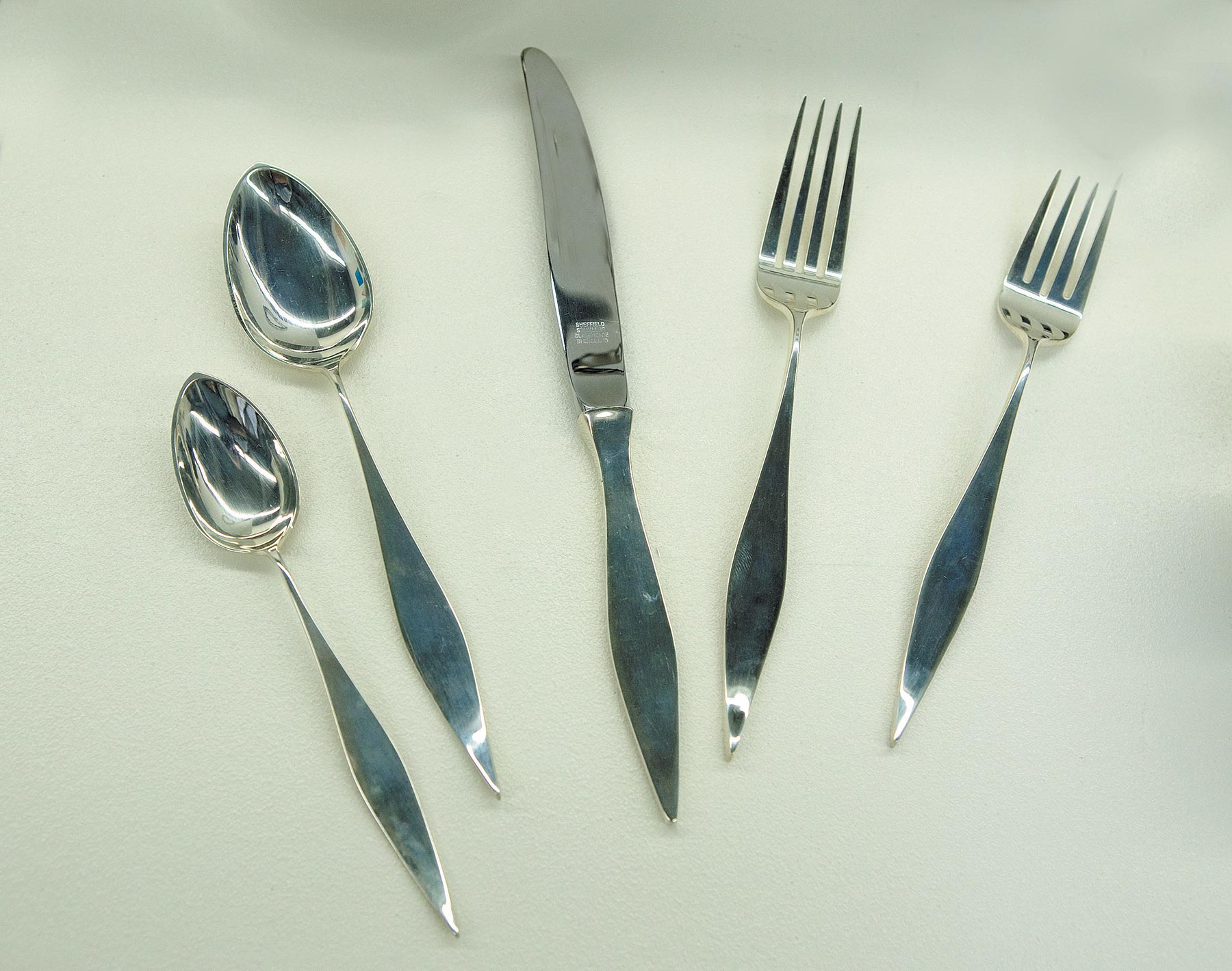 Earl Pardon, “Elan” Five Piece Place Setting for Old Newbury Crafters, Artisans: Bob Lapham and Geoffrey Blake