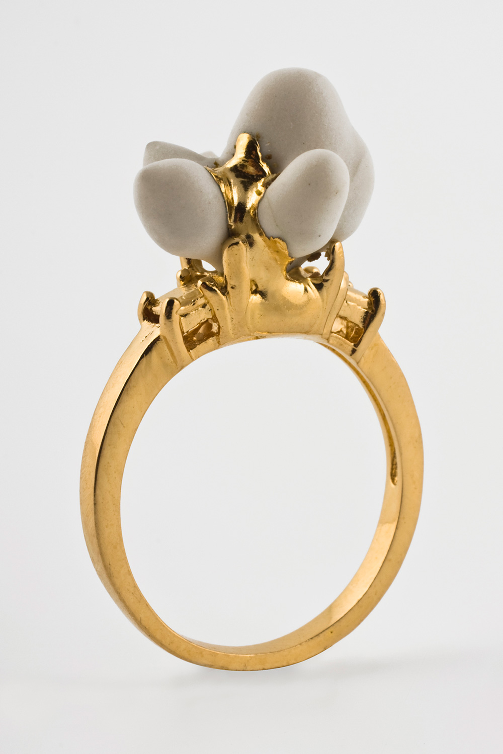 Ruta Reigen, Ring from the Waiting for Godot Series Gold-plated ring with an organic porcelain adornment