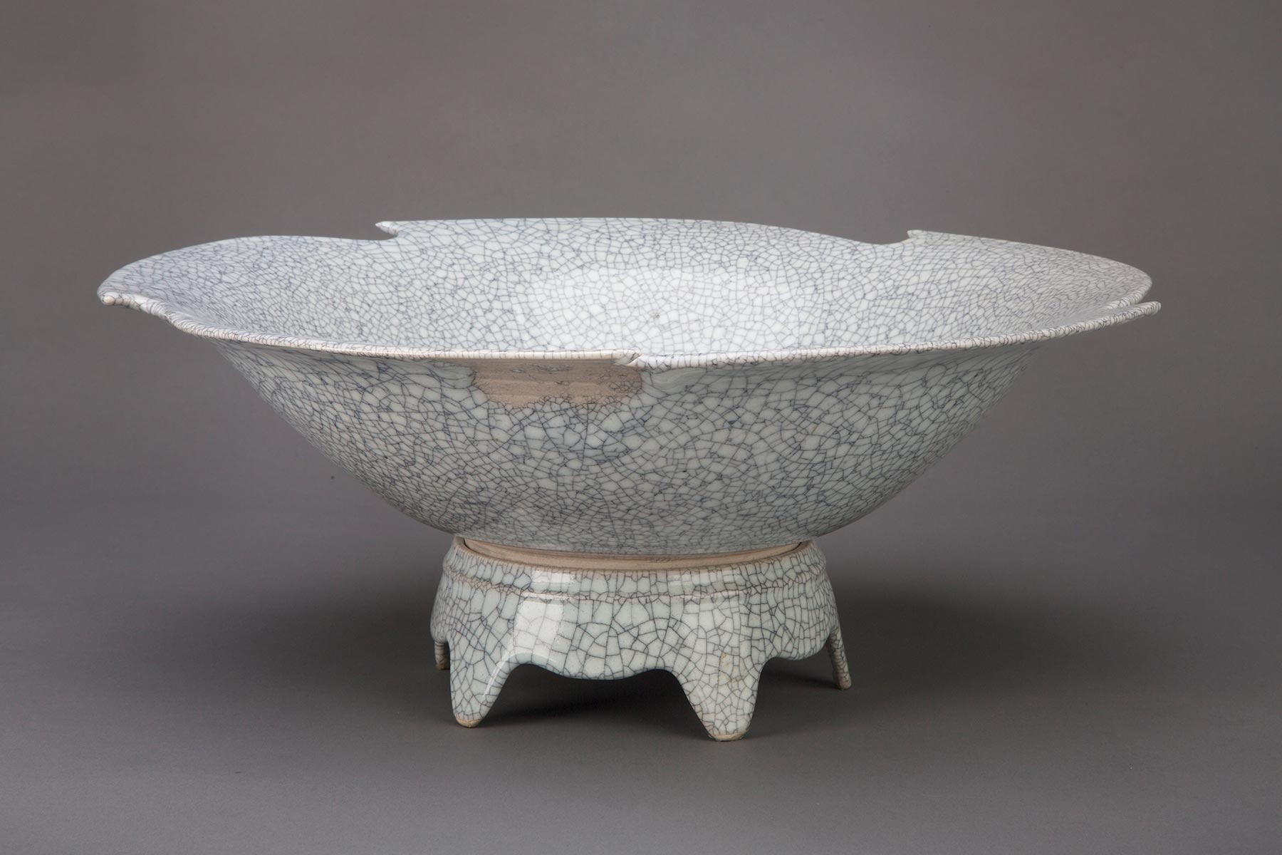 Cliff Lee, Large White Crackle Glazed (Kuan) Bowl with Stand